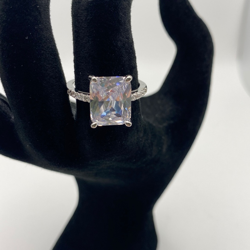 Beautiful Silver Ring w/ Crystals